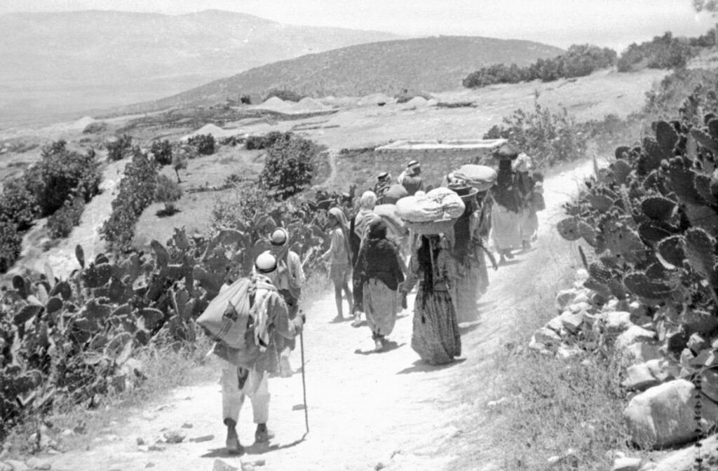 فلسطينيون يحملون أمتعتهم بعد “النكبة” في 15 سبتمبر 1948