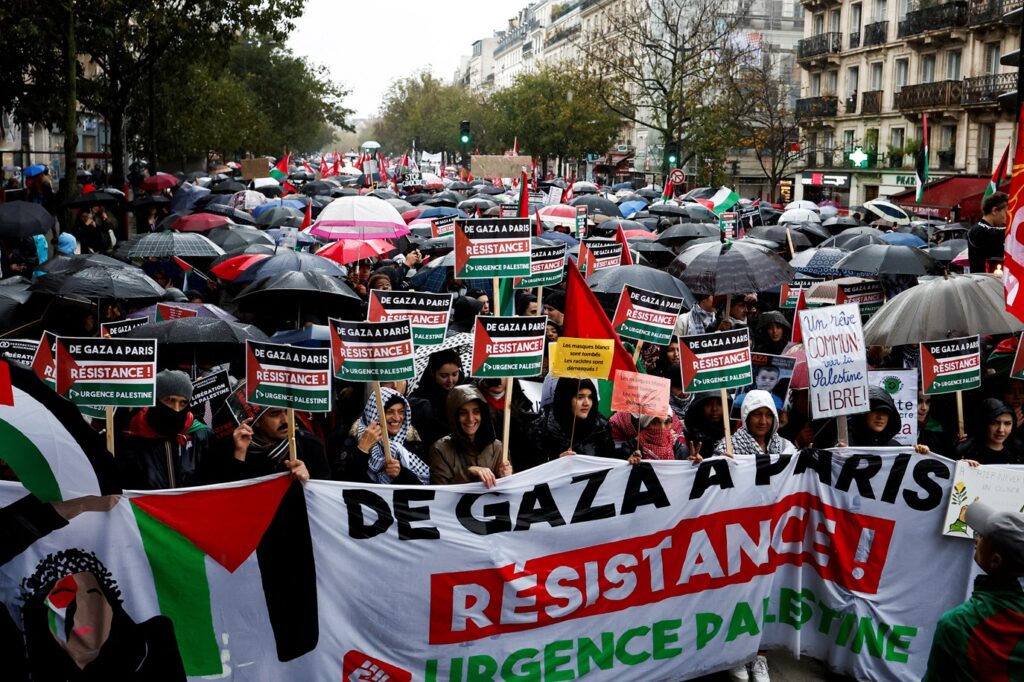 مظاهرة في باريس ضد العدوان الاسرائيلي على قطاع غزة و دعما لفلسطين