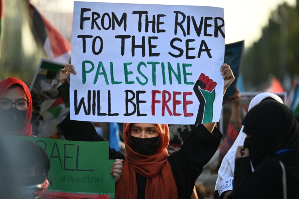 من النهر الى البحر فلسطين سوف تكون حرة 
