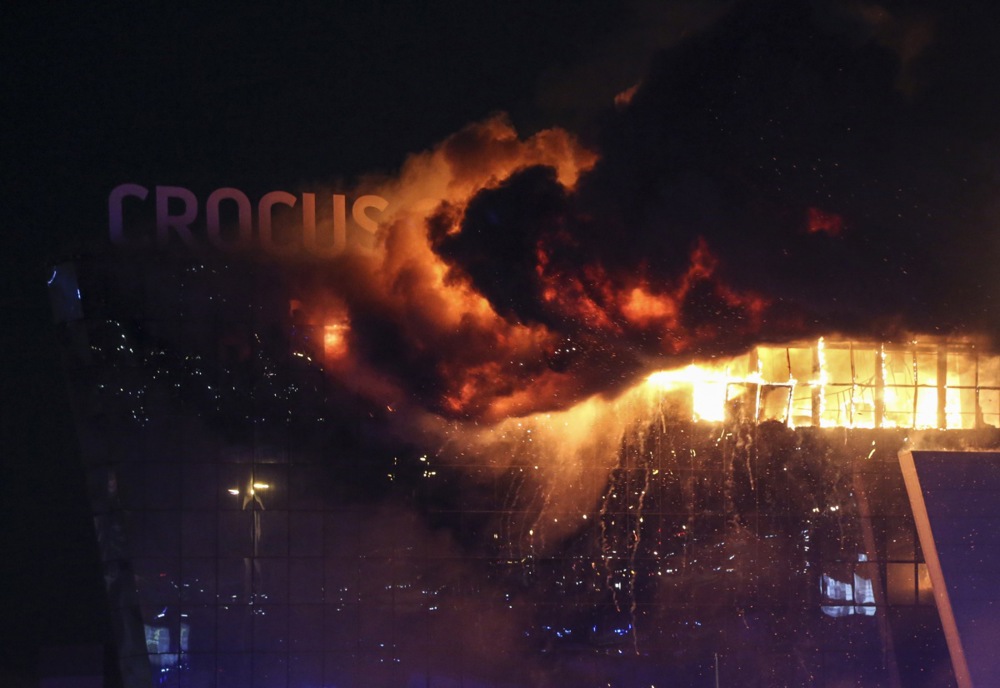 حريق مبنى كروكوس سيتي جراء العمل الارهابي