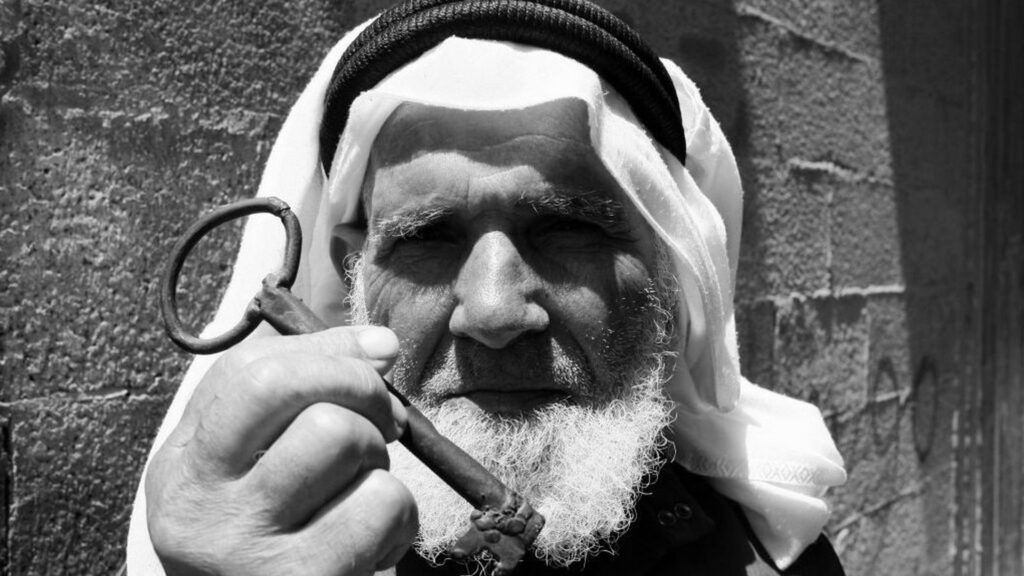 لاجئ فلسطيني يحمل مفتاح بيته الذي تم طرده منه عام 1948