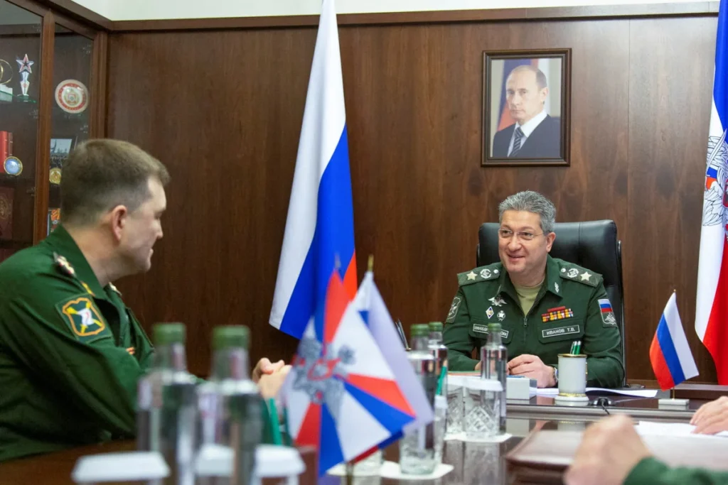 نائب وزير الدفاع الروسي تيمور ايفانوف في مكتبه