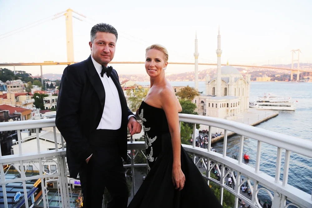 نائب وزير الدفاع تيمور ايفانوف مع زوجته في تركيا