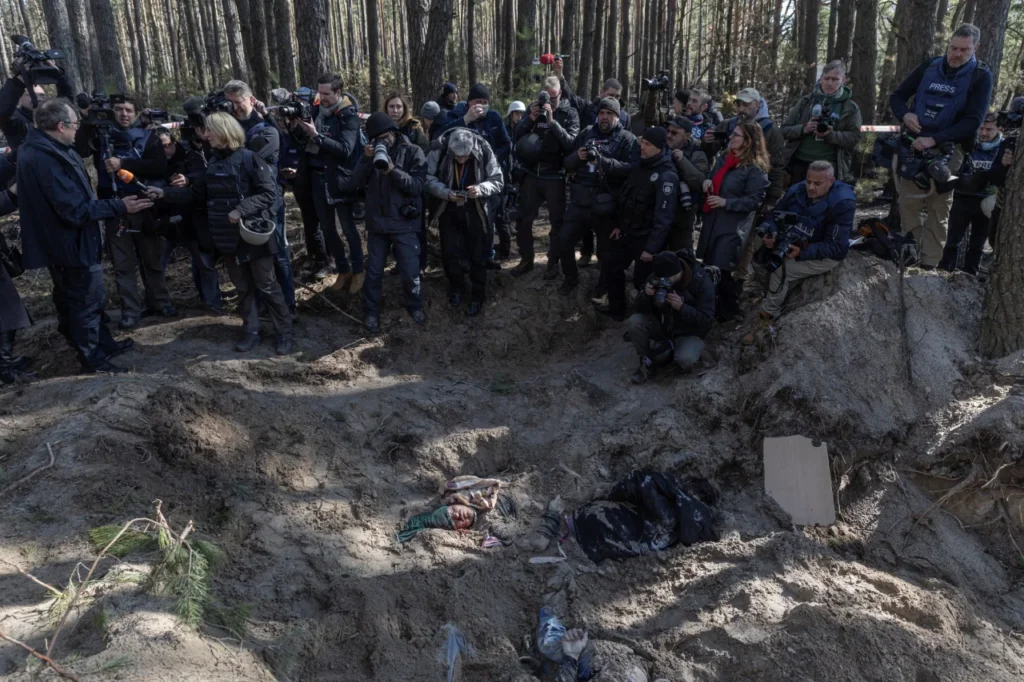 أطلق الروس النار على رئيسة مجلس قرية موتيجين و عائلتها و قاموا بدفنهم في الغابة