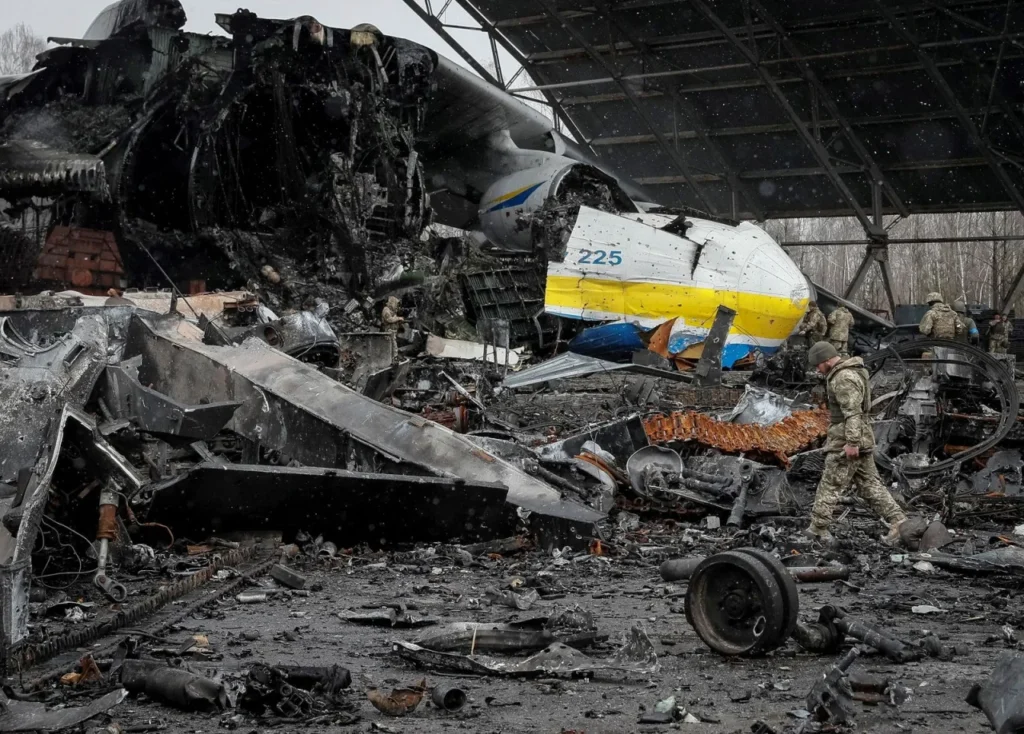 طائرة "مريا" المدمرة في مطار غوستوميل