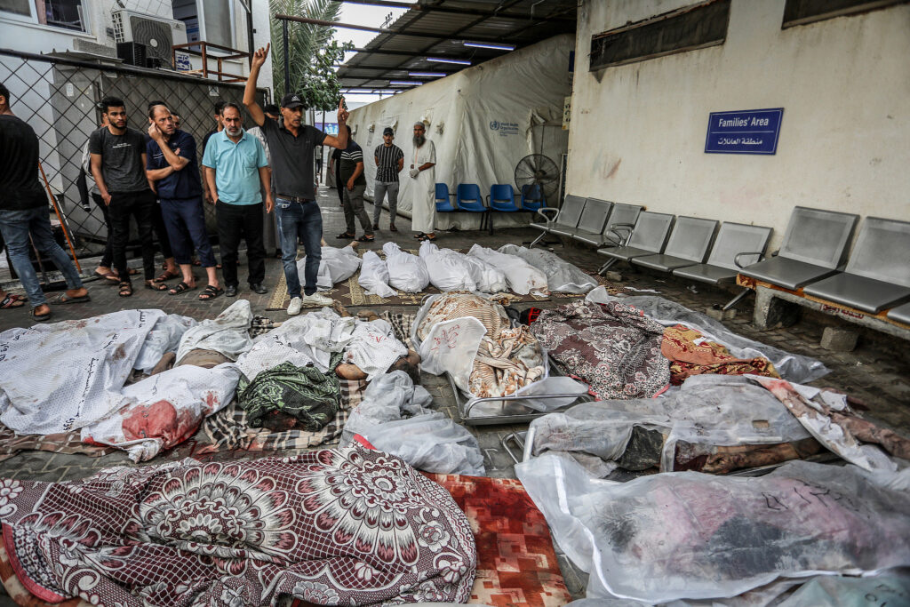 فلسطينيون ينتظرون لاستلام جثامين ذويهم الذين استشهدوا بغارة جوية إسرائيلية، في مستشفى النجار برفح جنوب قطاع غزة