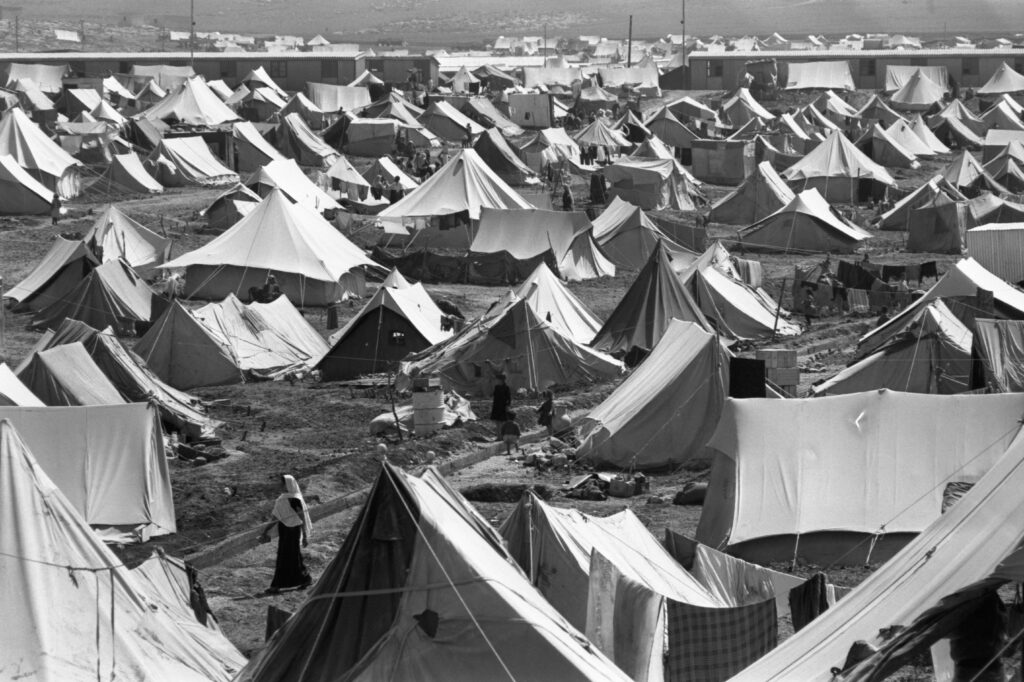 مخيم للاجئين فلسطينيين بعد النكبة 